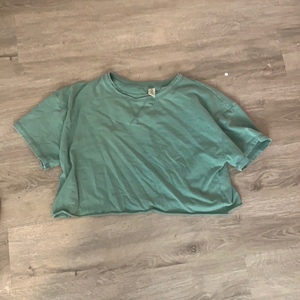 Green cropped tee